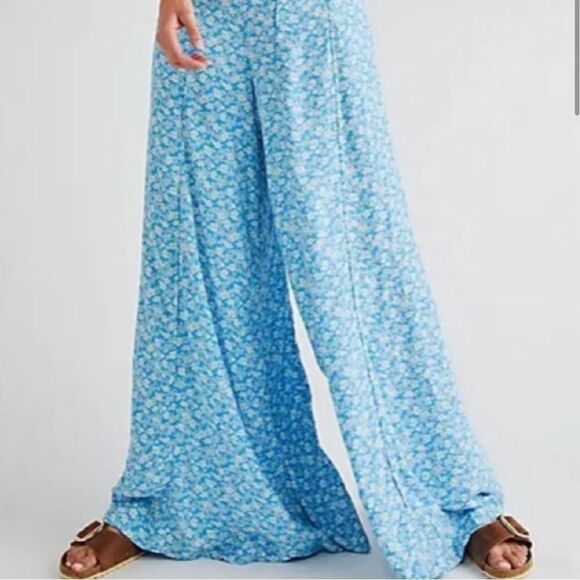 New Free People Arlo Jumpsuit
Women's Size XS
Blue Floral - Ice Combo - Picture 5 of 9